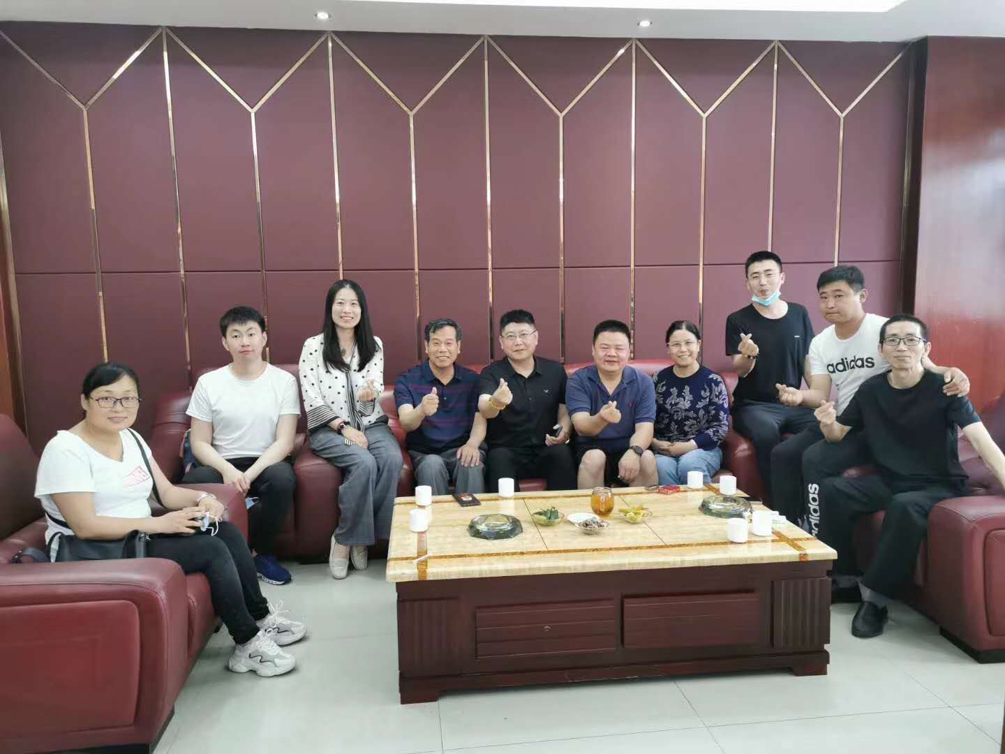 ��ʱ�������������ŶӸ������н�����ױƷ���޹�˾���й�Ħ