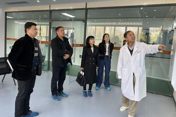 米教授为科协张主席先容企业生长历程 米教授为科协张主席先容企业生长历程.jpg